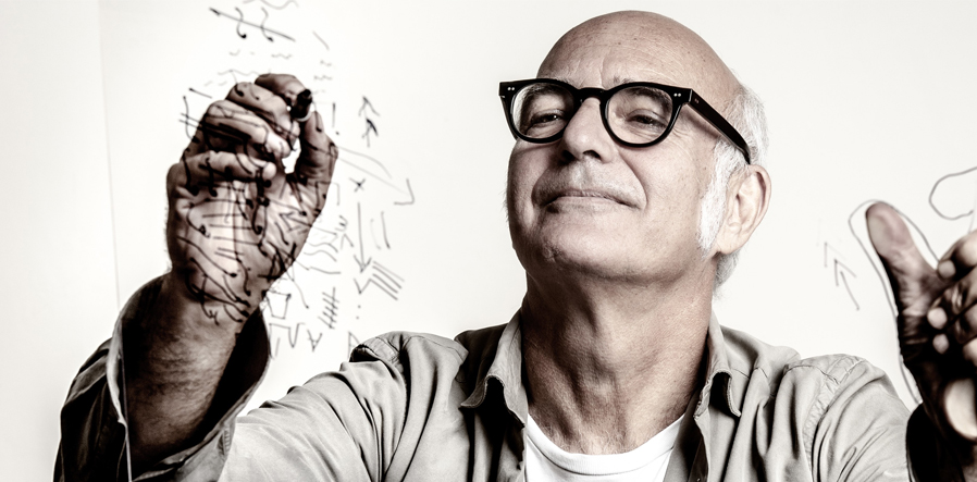 Einaudi tekent op glas