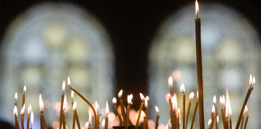 Brandende kaarsen in kerk