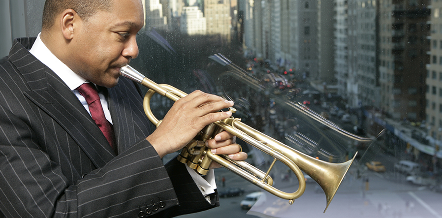 Wynton Marsalis voor raam