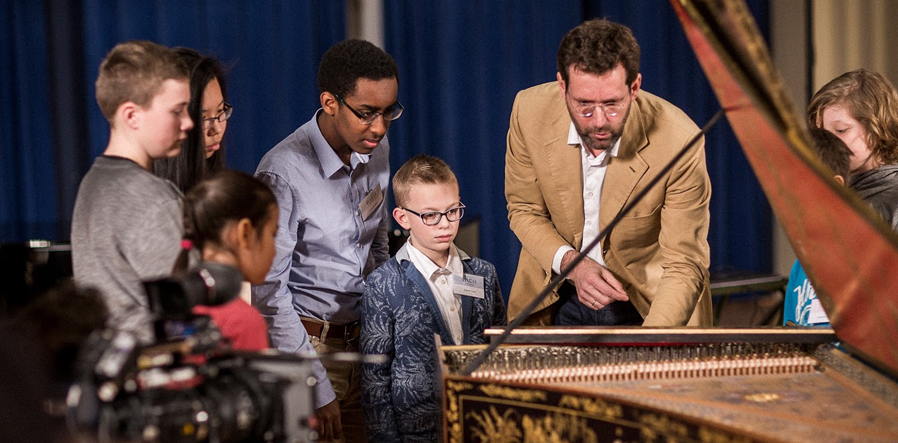 Menno van Delft met de jeugdige deelnemers