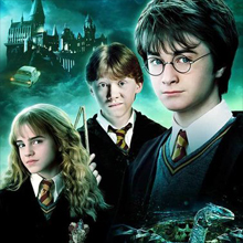 Harry Potter, Hermione Granger en Ron Weasley met op de achtergrond kasteel Zweinstein