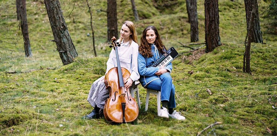 Foto Hania Rani en Dobrawa Czocher in het bos