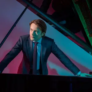 Daniil Trifonov bij de vleugel Daniil Trifonov bij de vleugel